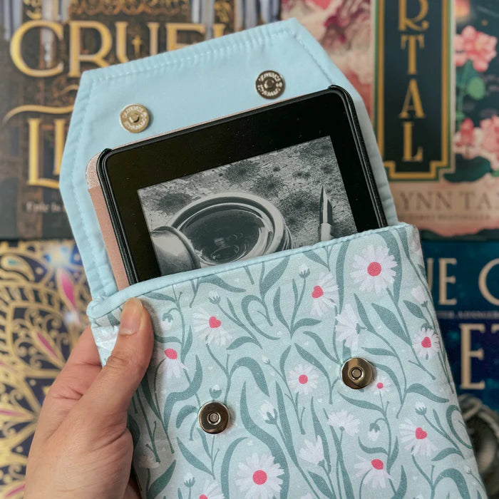 DAISIES E-READER SLEEVE