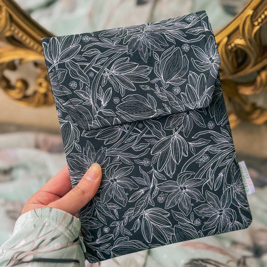 THE LILY GARDEN E-READER SLEEVE